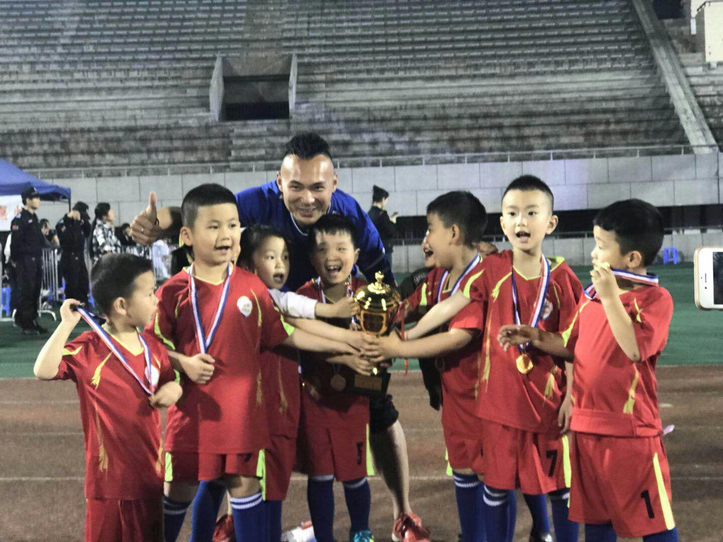 踢足球的好处有哪些100字以内,踢足球对身体有什么好处