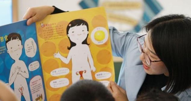 巴西艺术家进行“裸体”表演，一位母亲行为引不满，性教育不可缺