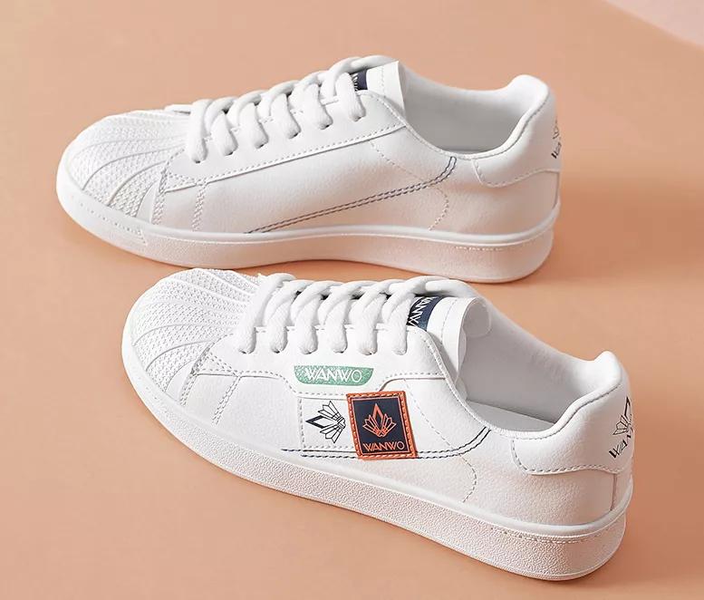 柳岩代言的运动鞋图片,柳岩代言的小白鞋