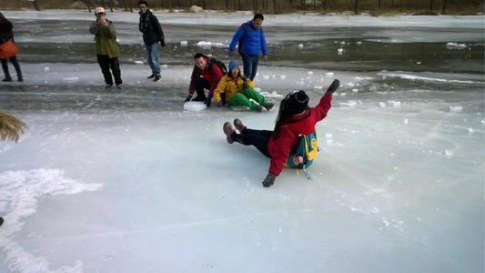 冬天冰雪防滑方法,冰雪天气防摔倒视频