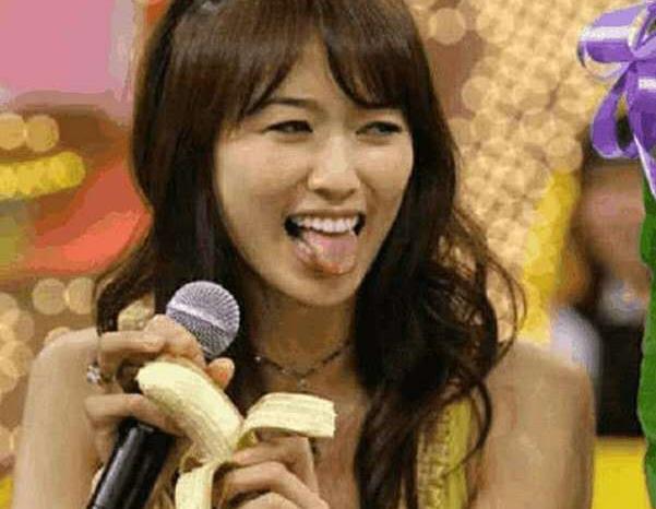 10年前，林志玲当众喂男星吃香蕉，强颜欢笑却难受的吐舌头