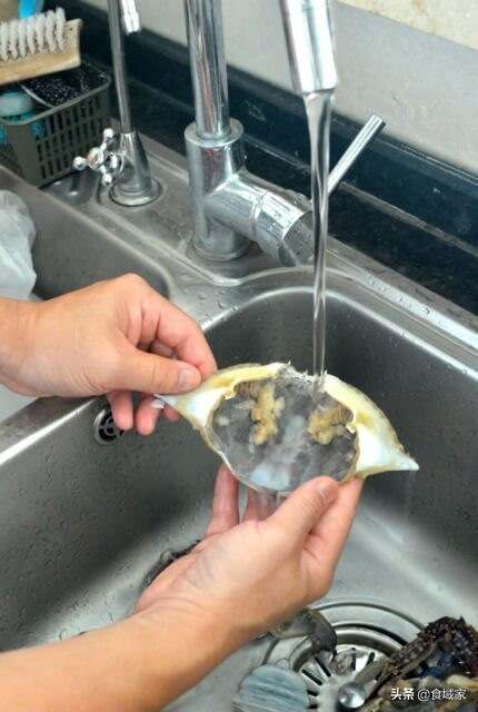 葱姜炒螃蟹虾的家常做法,炒葱姜螃蟹的家常做法