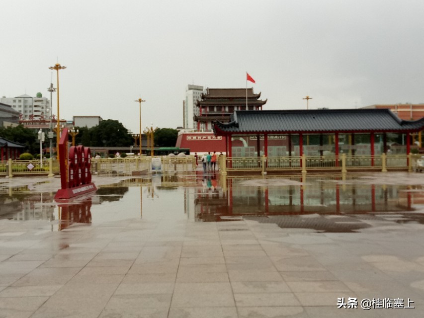 诗兄说：夏雨洗城无人赏-银川南门广场的寂寥，还记得它的喧嚣吗