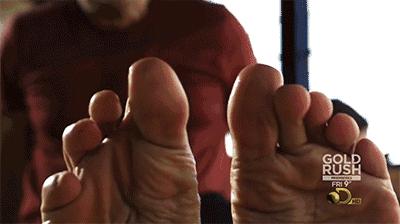 脱鞋不可怕，谁臭谁尴尬！臭脚丫的克星，喷一喷，脚臭无影无踪