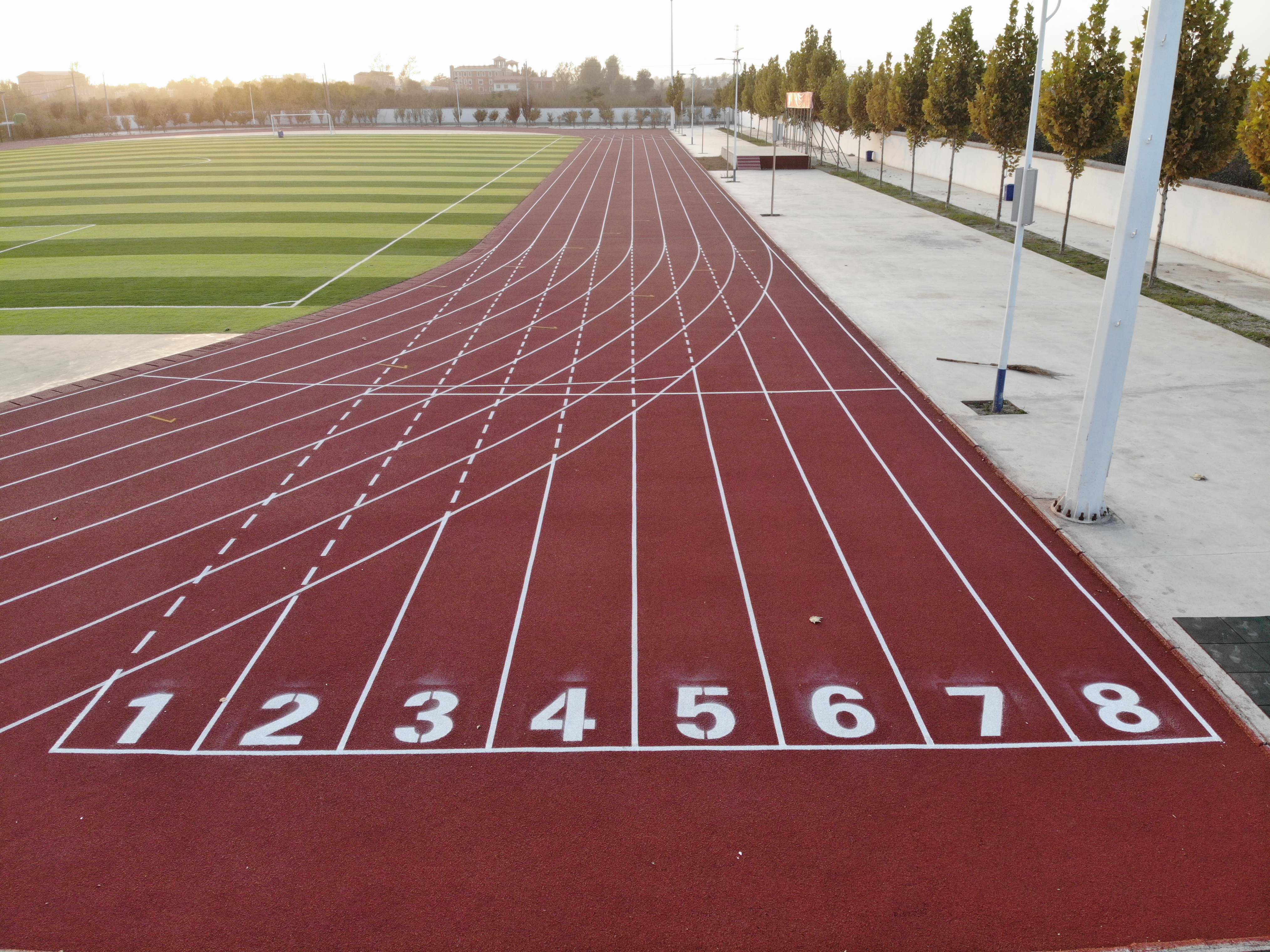 又是别人的学校,学校的足球场是真正的足球场吗