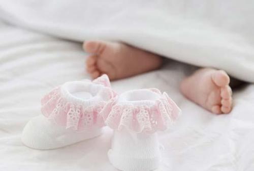 小孩光脚不穿袜子训练,孩子不爱穿袜子如何教育