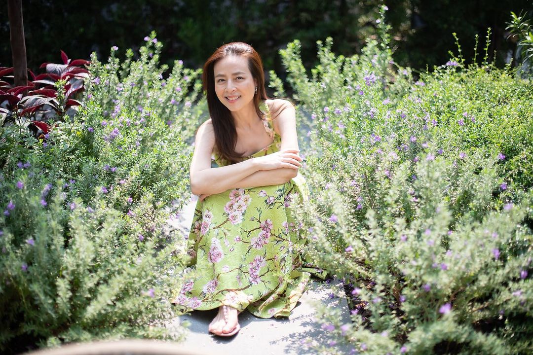 还是泰国华裔富婆潇洒！穿花裙亮相比花儿美，拒绝泰王求爱真明智