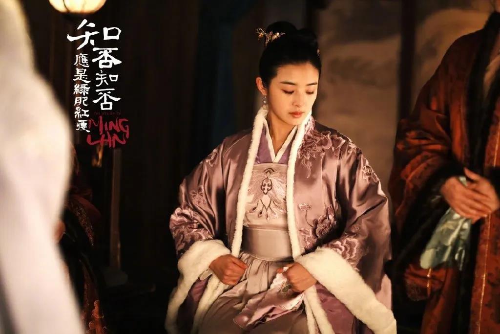 被迫成熟的张含韵，人缘好情商高，却不放大跟干爹刘德华的关系