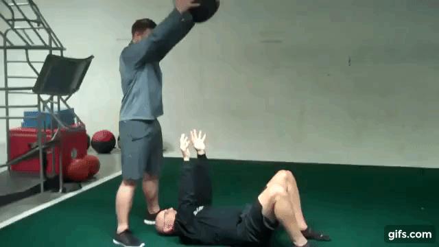 卧推力量上不去？药球仰卧胸推爆发力训练：帮你快速进阶提升力量