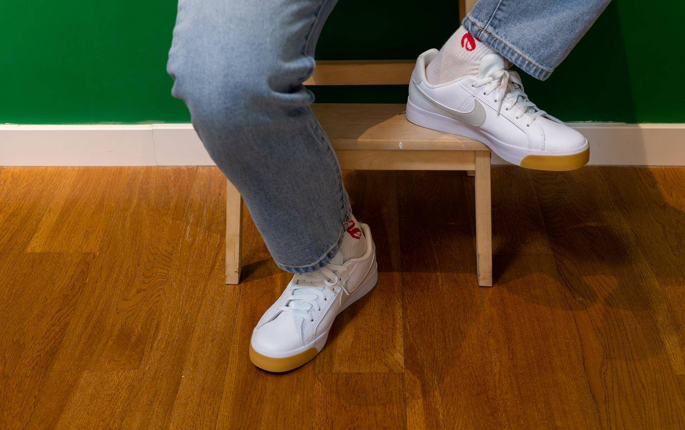 阿迪vs耐克足球鞋,阿迪和耐克小白鞋哪个好