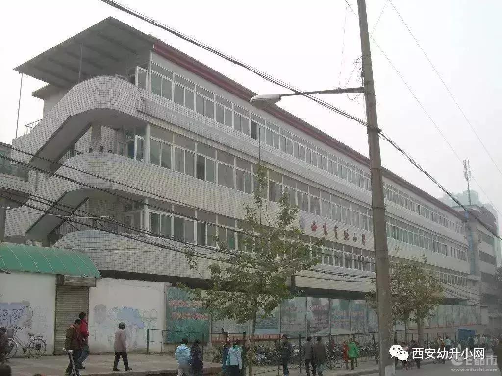 很多家长挤破头要去民办学校,西安家长挤破脑袋让孩子上的学校