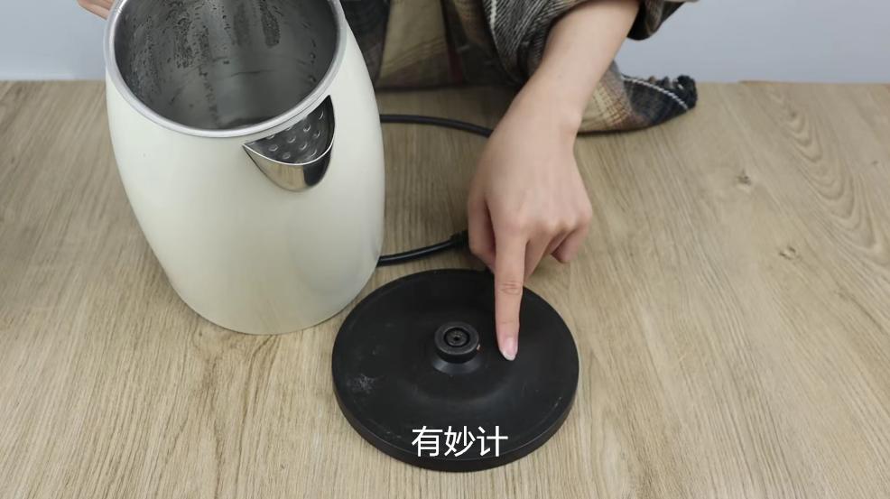 电热水壶坏了用牙签维修,热水壶用牙签戳一下能省电