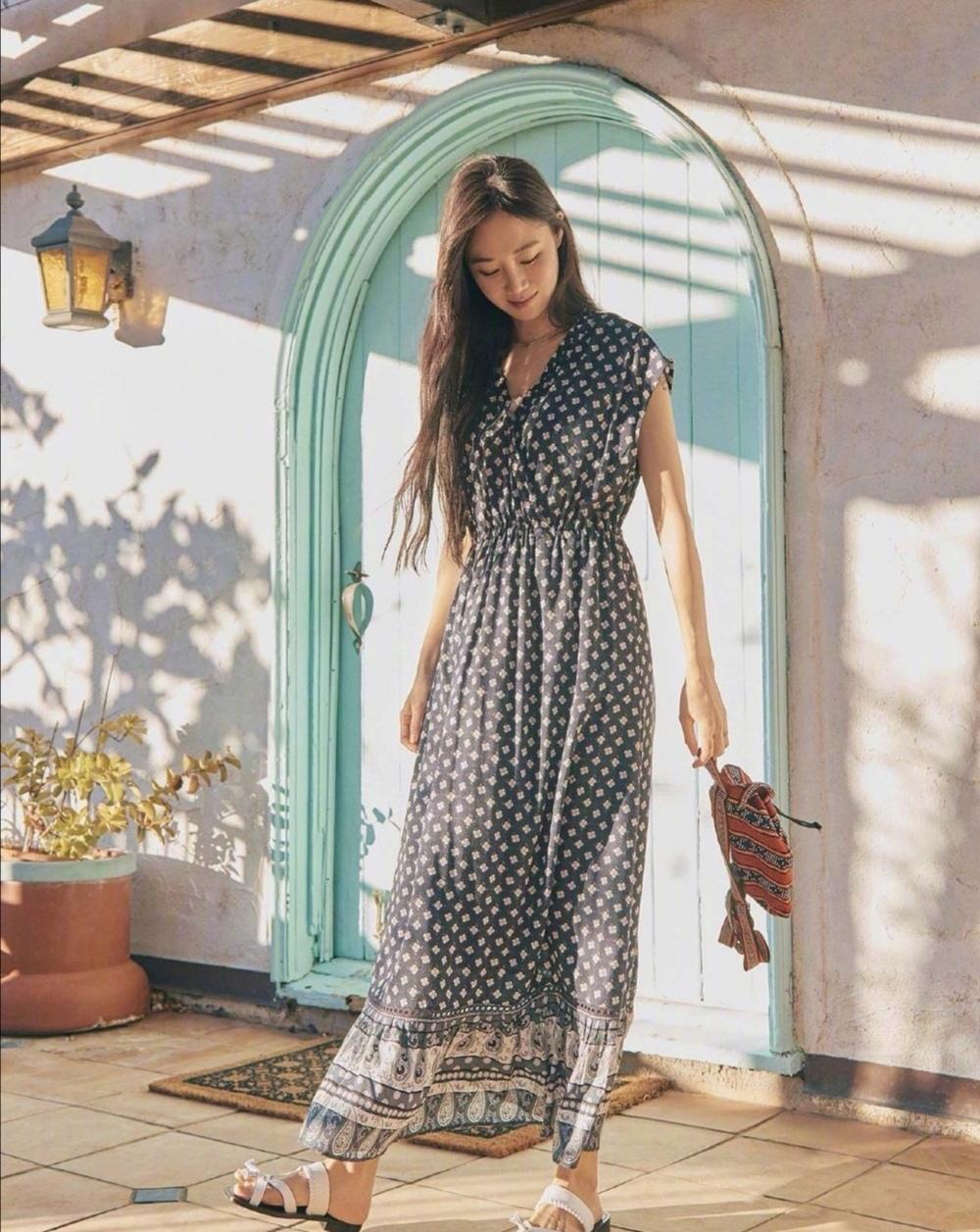 40岁女人怎样避免老气？韩国女星孔晓振碎花裙穿搭，少女感十足