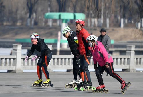 90岁大爷滑滑板,72岁大爷轮滑惊呆路人