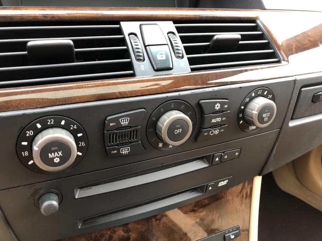 我，月薪2300，买了一辆巴伐利亚味的行政级轿车