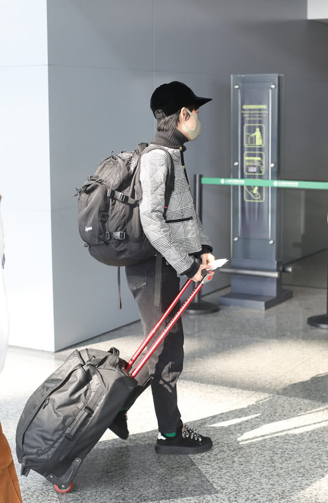 孙俪千鸟格棉服走机场，绿色袜子太抢镜，自己拿行李毫无明星架子