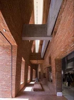 逆势而上的“快奢时尚”|WGSNXUR