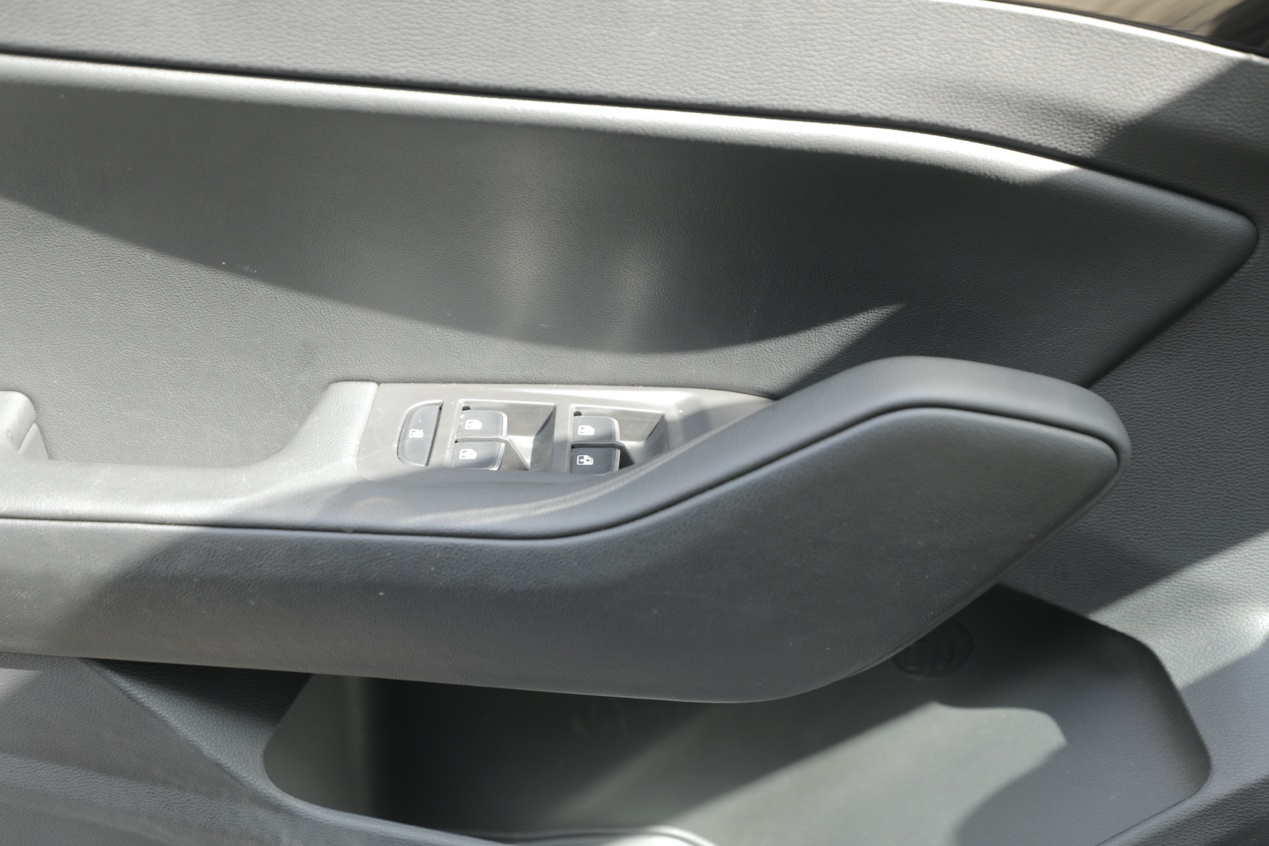 试驾新款红旗h5,红旗h5值得买吗有哪些缺点