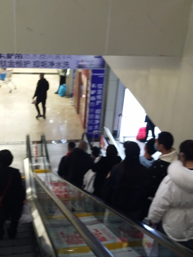 2月23号长春欧亚卖场的掠影，完全的智能检测系统，测体温不停步