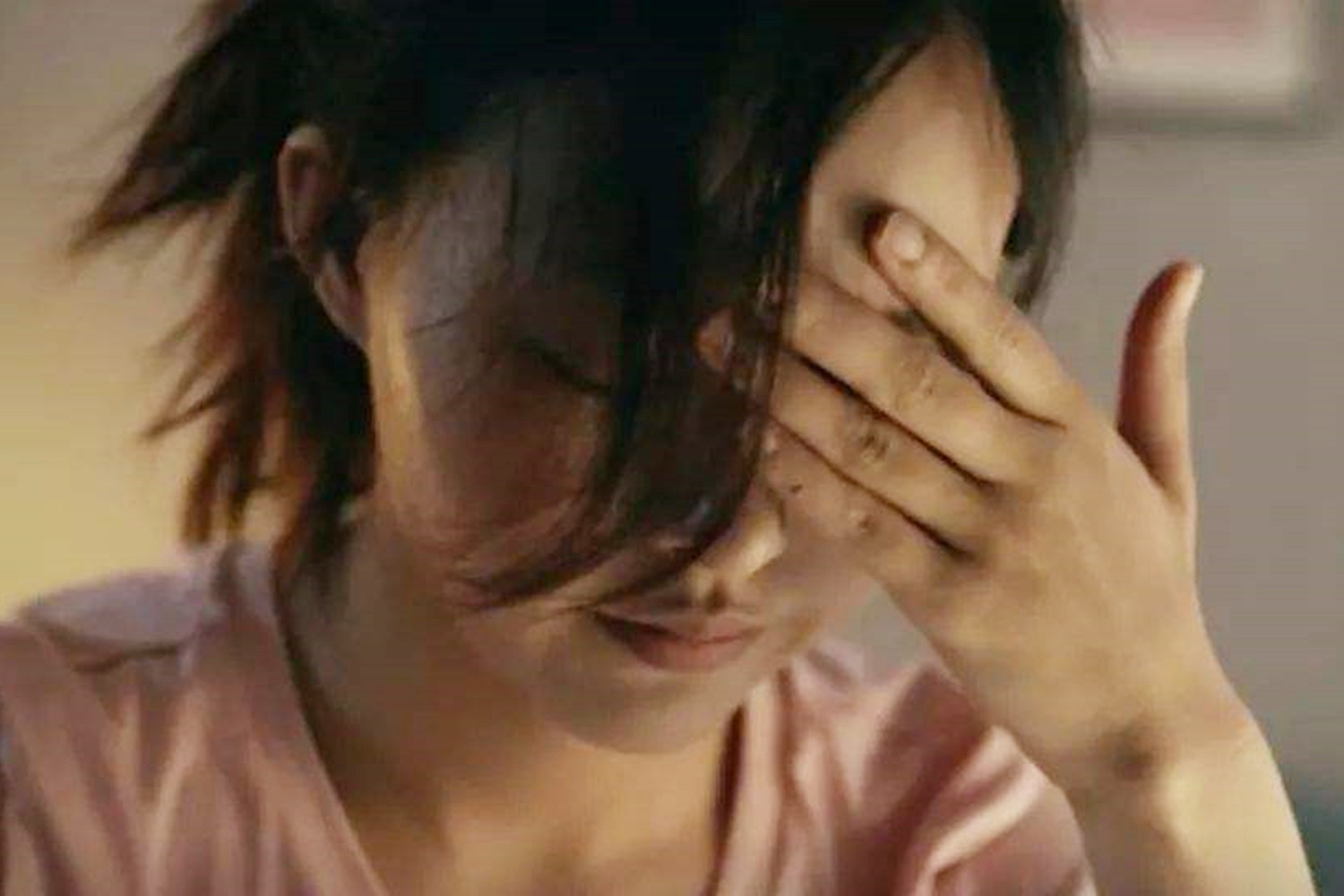 为何宝宝一吃母乳就睡，放下几分钟就醒？背后的原因有点暖心