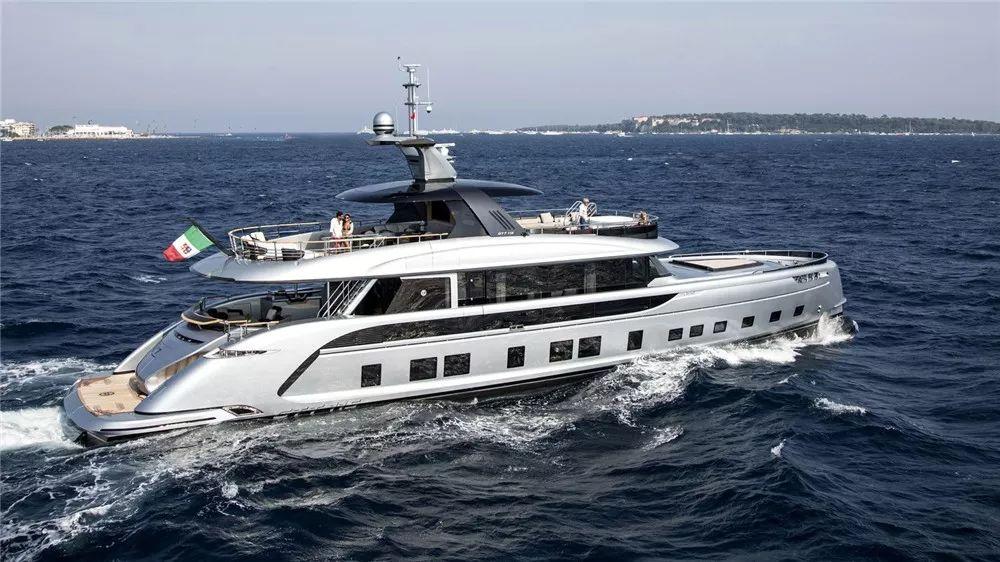 开过我们的豪车，再坐一坐我们的游艇！