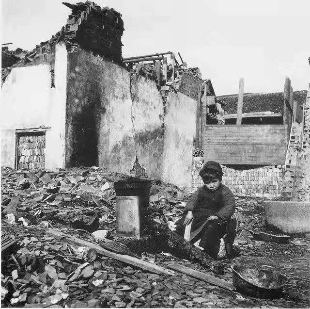 日军轰炸下的锦州死伤无数、尸骨暴露、鹰犬争食、触目惊心