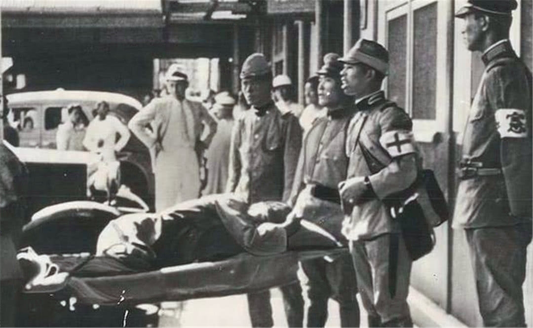 日军帽子上为什么会有一层网,日军帽子为什么有两个帘