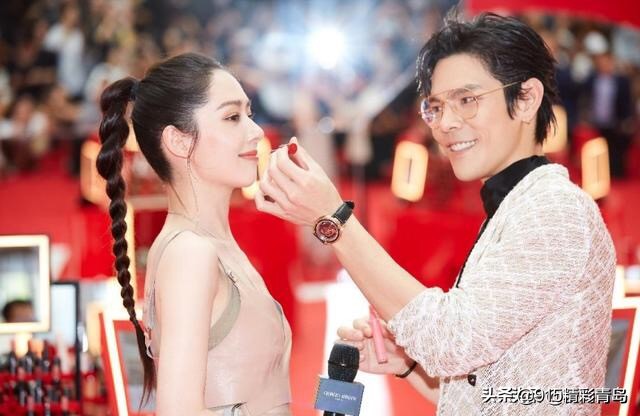 郭碧婷向佐阿玛尼合影,阿玛尼向佐郭碧婷