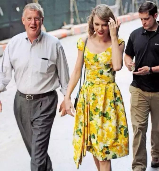 泫雅、迪丽热巴、关晓彤的印花裙，谁的品味更好？