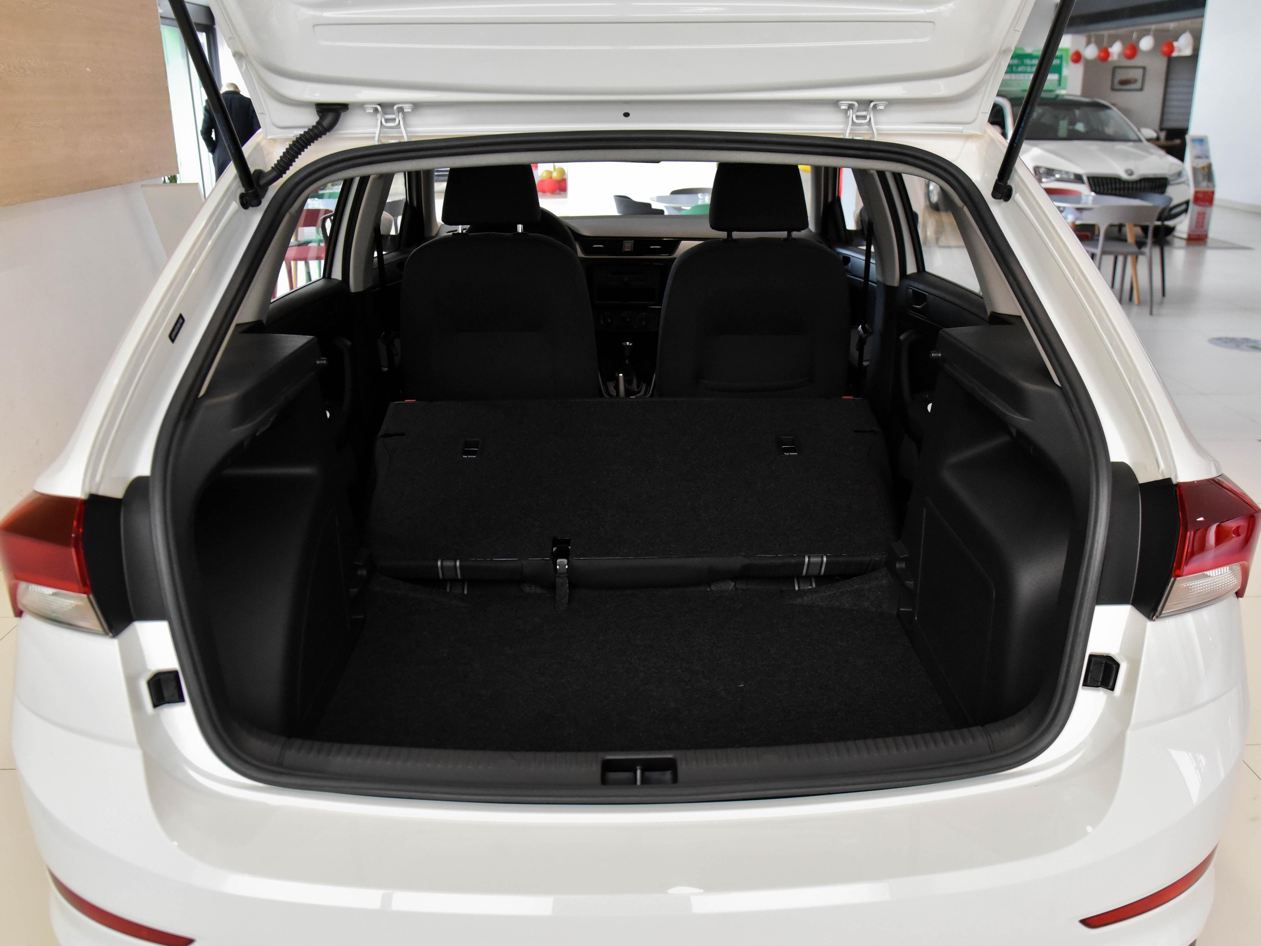 低配便宜，一样是自动挡，5.6L油耗加92号汽油，带你看斯柯达昕动