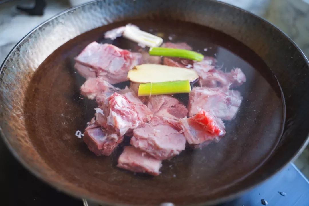 香辣排骨火锅直接放火锅底料,麻辣鲜香排骨火锅