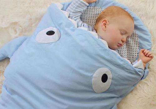 婴儿哭得很大声给奶喝就不哭,婴儿很轻声的哭