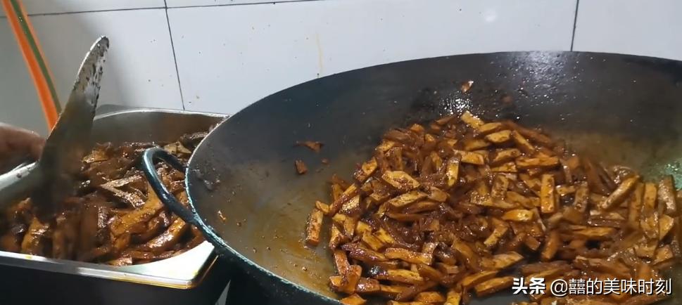 大爷在路边摆摊卖自制小吃,60岁大爷深夜摆摊卖小吃