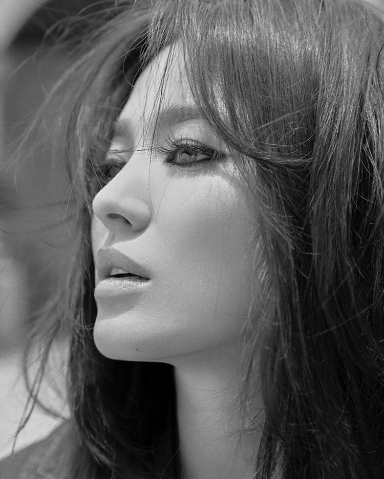 宋慧乔烟熏妆配运动鞋,韩国女星宋慧乔烟熏妆写真