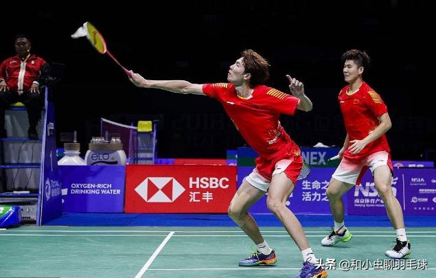 羽毛球高远球如何打得轻松,羽毛球高远球打不高