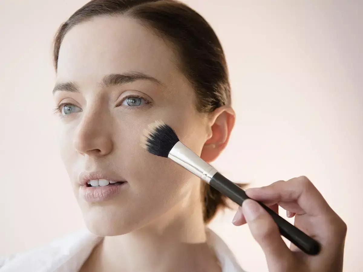 蜜粉散粉不卡粉,蜜粉散粉粉饼区别