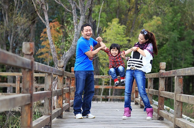 小孩模仿木工,3岁孙子模仿爷爷学得有模有样