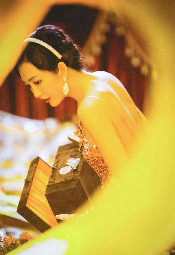 王鸥露背装,王鸥复古露背