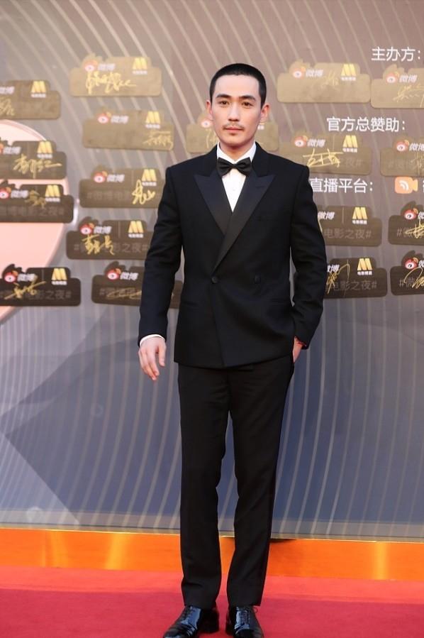 朱一龙白西装造型太帅了,朱一龙白西装造型好绝