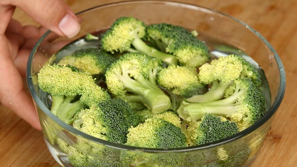 炒木耳为什么爆得很吓人,炒木耳的时候锅里噼里啪啦的