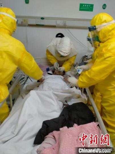 父亲感染肺炎去世,武汉一家人因新冠肺炎去世