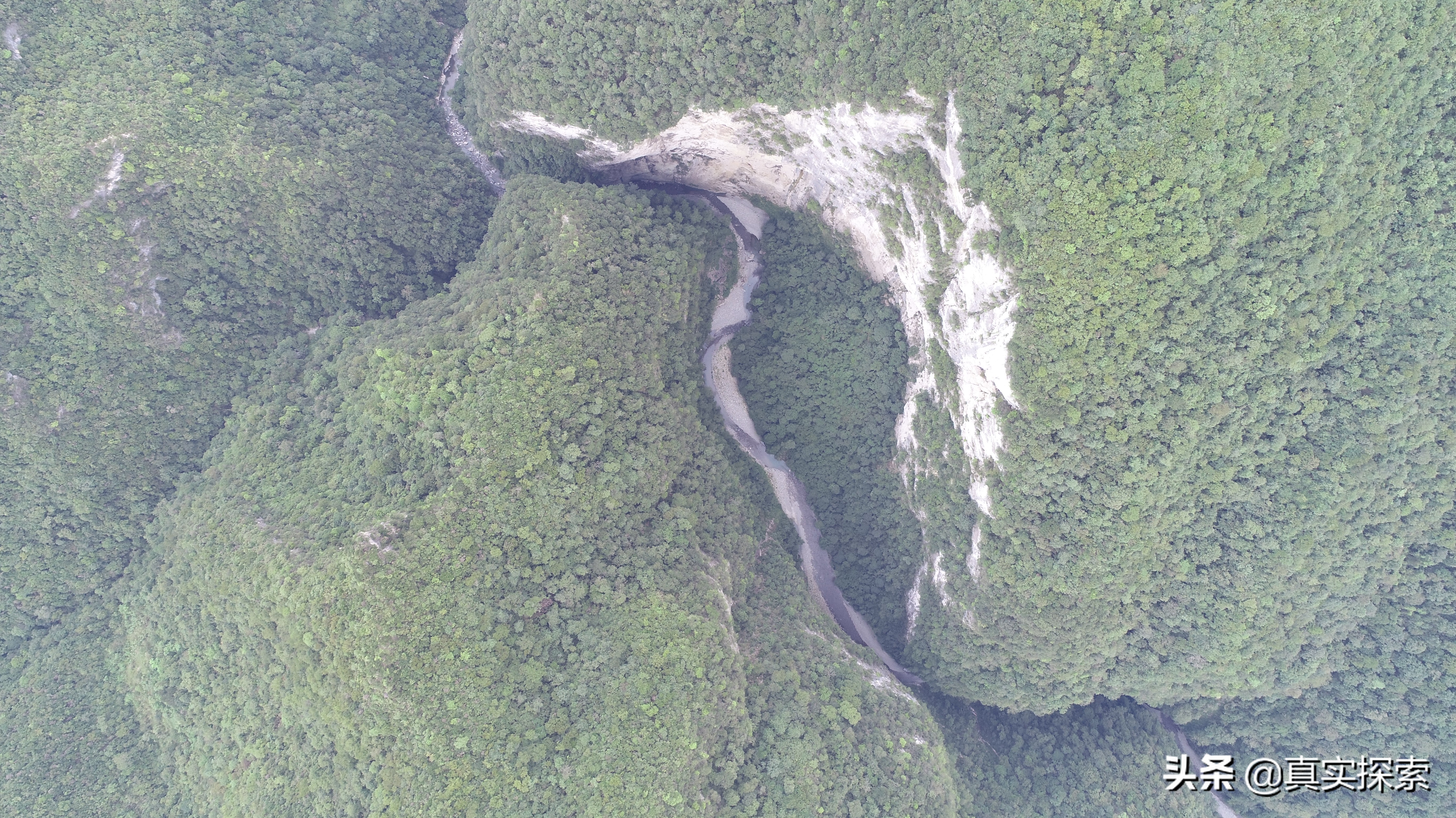 南漳老龙洞天坑视频,南漳县茅坪村老龙洞