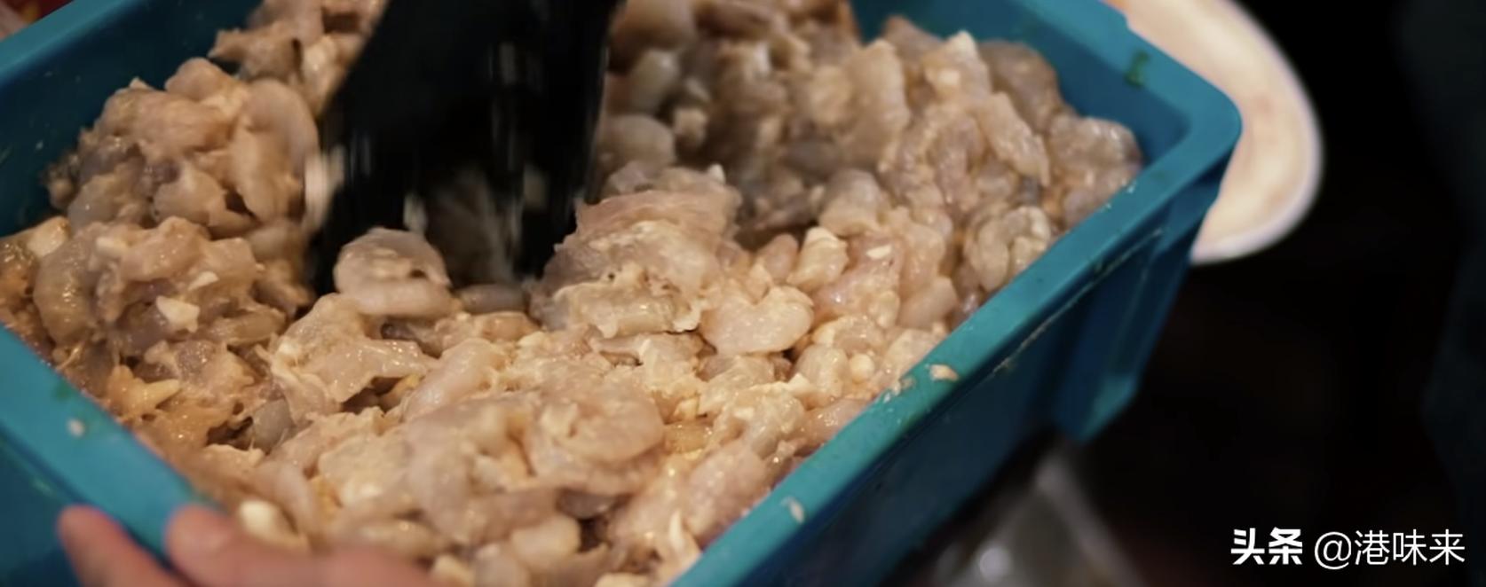 客人没钱老板直接请吃饭，打拼37年拥5间店云吞面照卖29港币