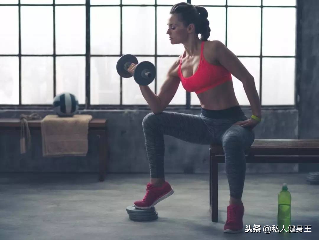 一副哑铃，五个动作，让你在家也能锻炼全身肌肉