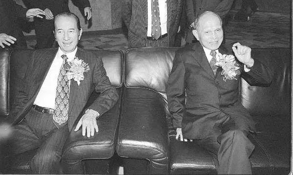 霍英东做了什么?他感动中国,国葬礼遇,港澳顶流人物为他抬棺