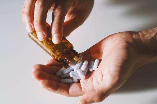 老人长期口干舌燥怎么办,老年人经常口干喝什么中药调理