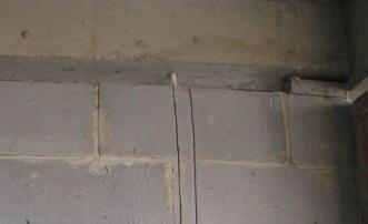 墙面反碱怎么办呢,洁厕灵墙面返碱