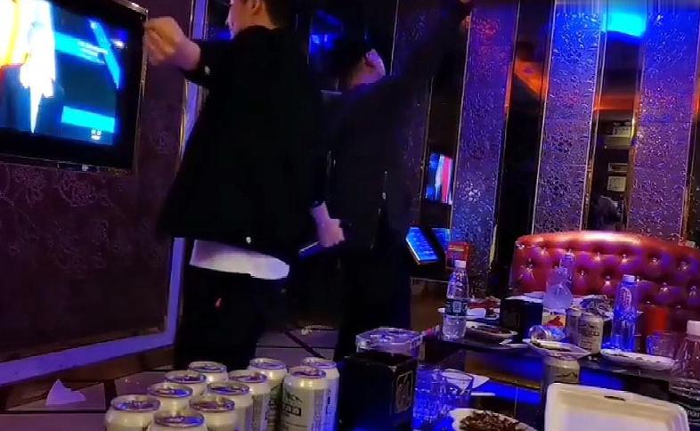 大妈ktv收银,大妈在ktv当服务员