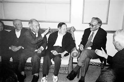 他是译毛*东泽**诗作第一人，93岁获国际最高奖，外国人靠他读懂毛诗