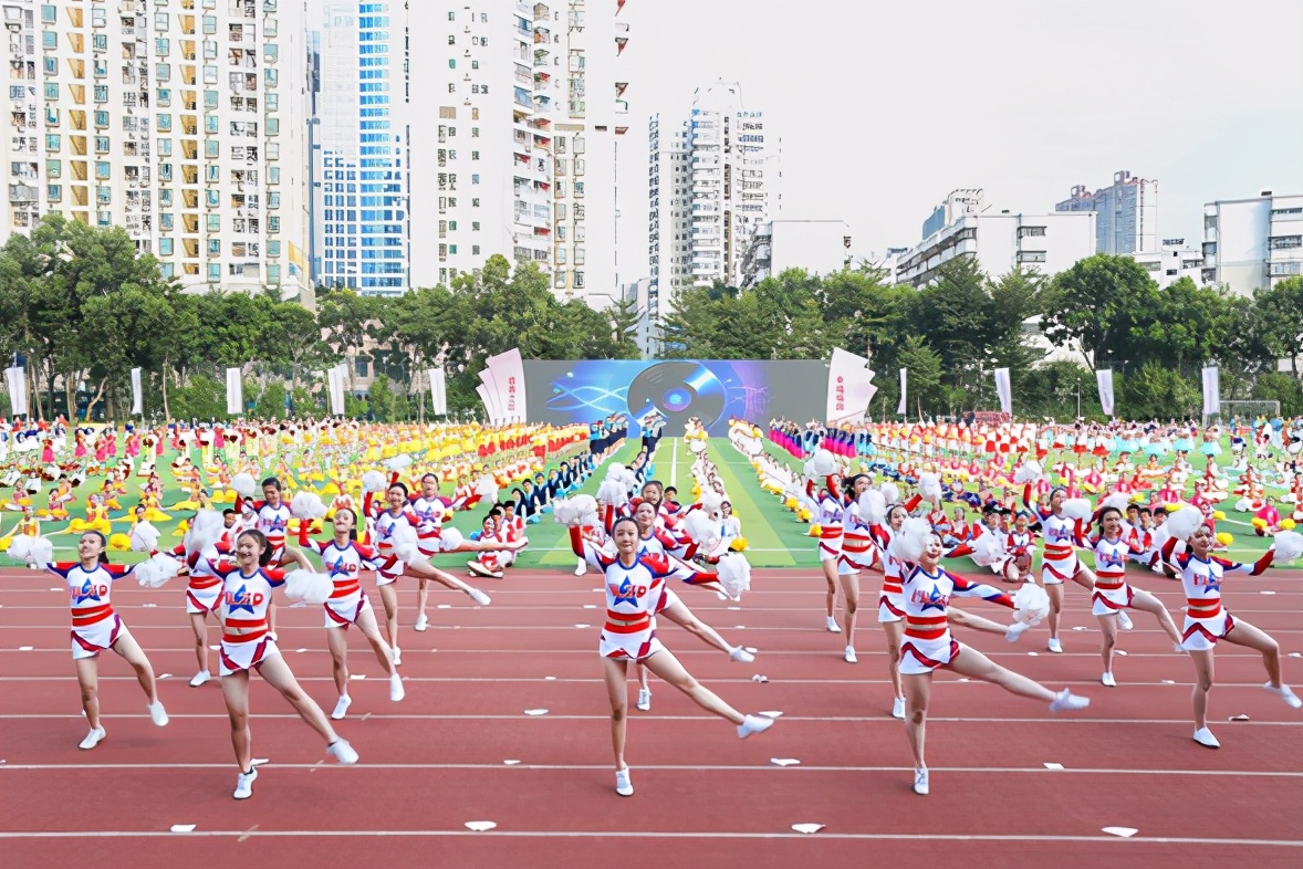 越来越多年轻人也开始跳广场舞,00后跳的广场舞